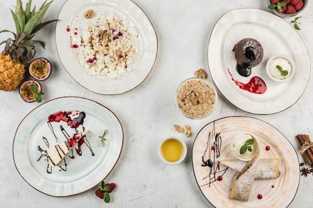 Zestaw talerzy z jedzeniem